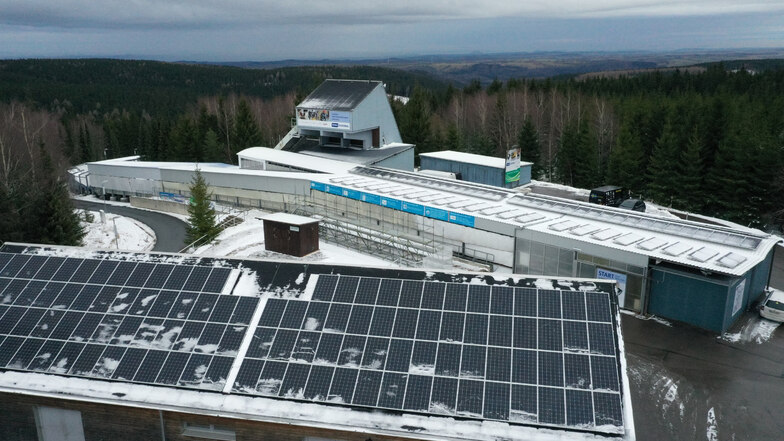 Auf Dachflächen an Bobgarage (vorn) und Bobstart wurde eine Fotovoltaikanlage installiert.