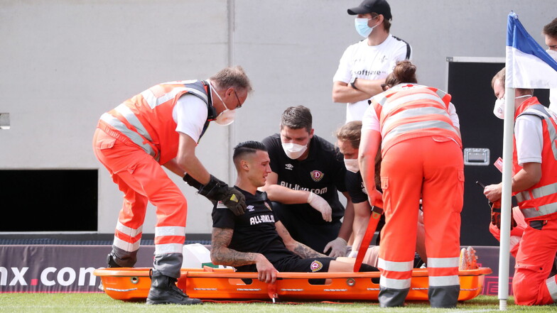 Panagiotis Vlachodimos wird in Darmstadt von Sanitätern auf einer Trage aus dem Stadioninnenraum gebracht.