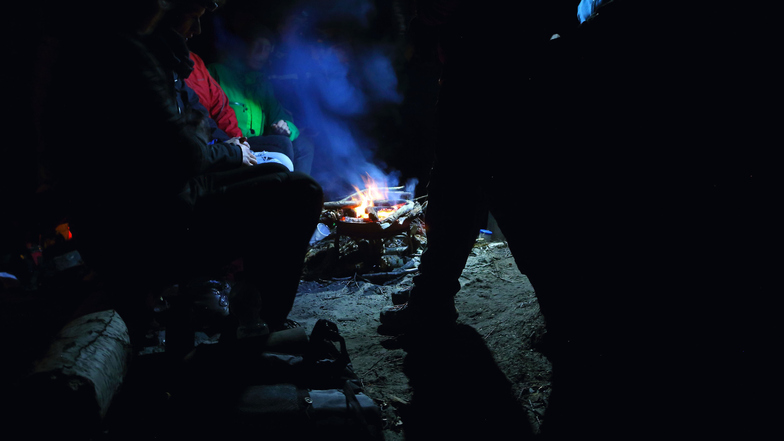 Feuer in einer Boofe bei Schmilka zu Silvester: Auch bei feuchtem Waldboden nicht erlaubt.