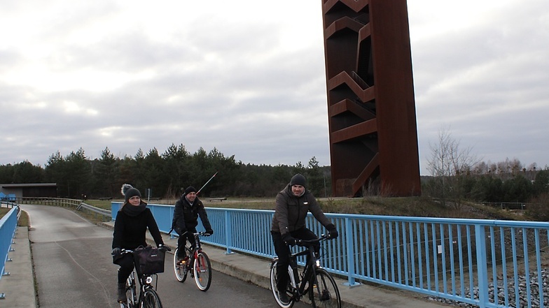 Auch in der kühleren Jahreszeit sind viele Radfahrer und Spaziergänger im Lausitzer Seenland unterwegs, unter anderem am „Rostigen Nagel“.