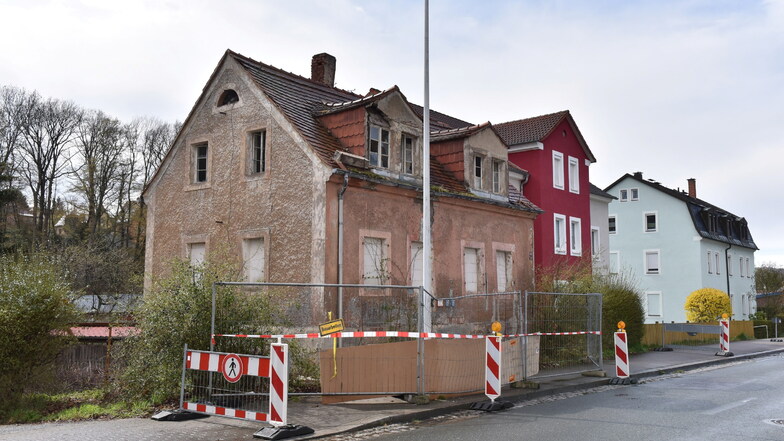 Baufälliges Haus in Freital: Stadt sperrt Fußweg
