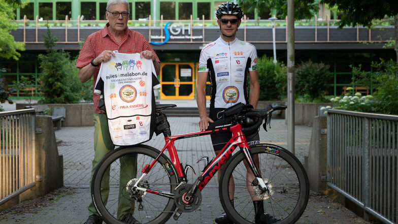 Norbert Vohn (rechts) fährt von Aachen nonstop mit dem Rad nach Görlitz. Zweck der Fahrt ist es, auf ein Spendenprojekt aufmerksam zu machen. Links Herbert Schmerz, der Vorsitzende des Vereins, der die Spenden koordiniert.
