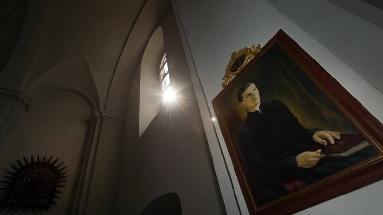 In der Kirche bei Ralbitz-Rosenthal hängt ein Gemälde mit der Abbildung des sorbisch, katholischen Priesters Alois Andritzkis.