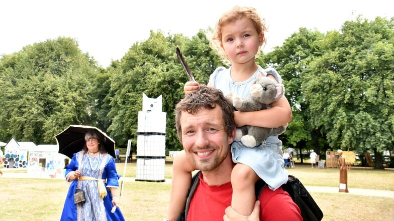 Steffen Lange mit Töchterchen Olivia (3).  Die Dresdner haben die Werbe-Plakate für das Festival gesehen und Olivia passend eine Kuschel-Katze dabei.