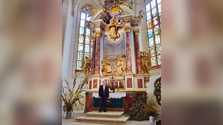 Pfarrer Dietmar Saft ist stolz auf den restaurierten, 300 Jahre alten Himmelfahrtsaltar in der Lommatzscher Wenzelskirche.