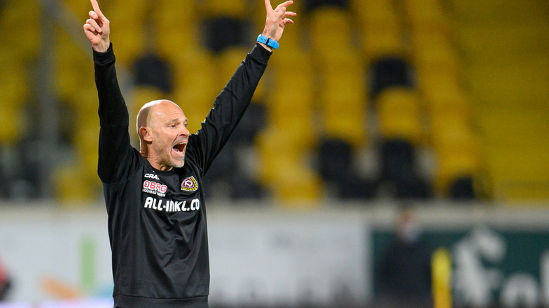 Dynamos neuer Trainer Alexander Schmidt jubelt nach dem Tor zum 1:0. Für ihn der erhoffte Einstand in Dresden.