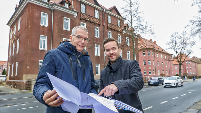 Michael Martin(rechts) und Bernd Stieler, Vorstände der Zittauer Wohnungsgenossenschaft, vor der Südstraße 64/66 in Zittau.