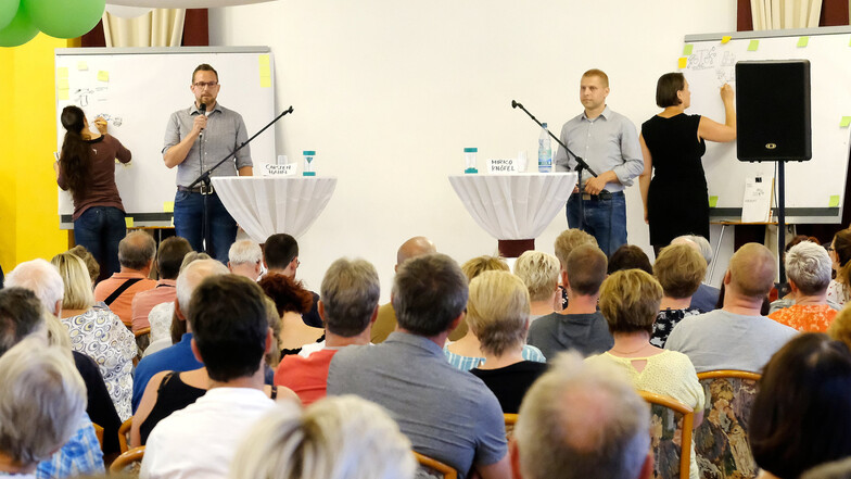 Carsten Hahn (li.) und Mirko Knöfel möchten beide am 1. September in Klipphausen die Bürgermeisterwahl gewinnen. Am Montagabend stellten sie sich im Groitzscher Hof den Fragen der Bürger.