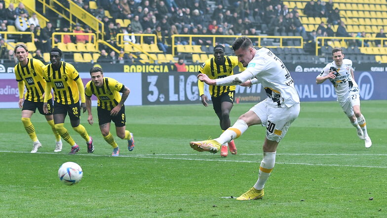 Gegen Viktoria Köln verschoss Stefan Kutschke noch einen Elfmeter, gegen Borussia Dortmund II trifft der Vize-Kapitän vom Punkt souverän.