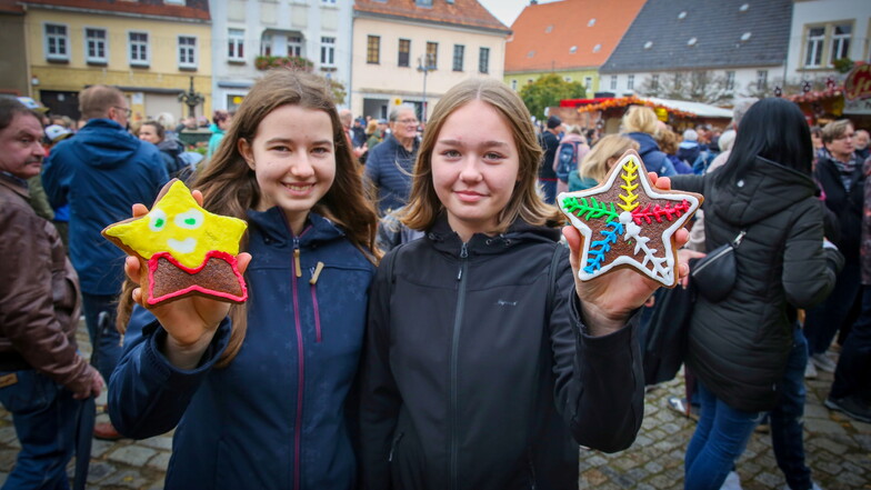Die Freundinnen Alexandra und Hannah aus der Nähe von Senftenberg sind haben ihre Pfefferkuchen selbst verziert.
