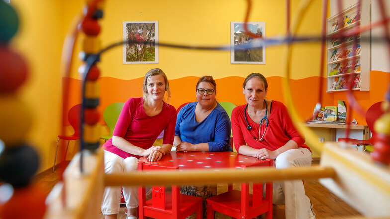 Kinderärztin Alice Möckel (rechts) und ihre Mitarbeiterinnen Schwester Nicole (links) und Schwester Conny betreuen kleine Patienten aus dem Oberland, Löbau und Umland.