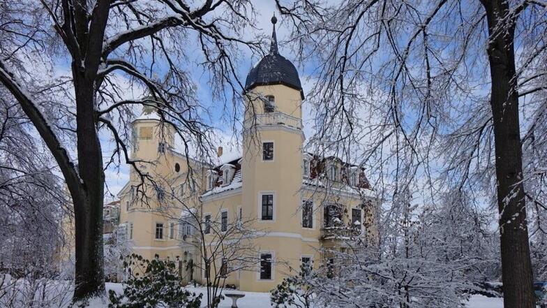 Das Schloss Hermsdorf bei Ottendorf-Okrilla im Winter: Dort findet am 4. und 5. November der erste Weihnachtsmarkt im Rödertal statt.