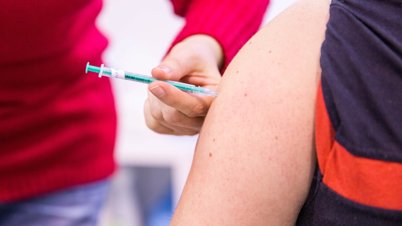 Ein kleiner Piks, aber er rettet Leben: Nur zwei Drittel wollen sich auf jeden Fall gegen Corona impfen lassen. 16 Prozent zählen zu den Impfgegnern. Inzwischen steigt die Inzidenz im Landkreis Meißen weiter an.