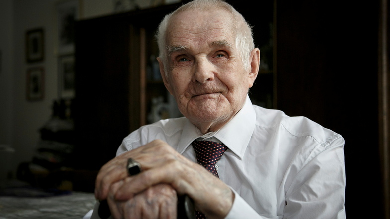 Das Bild zeigt Herbert Nickgen im Jahr 2015 zu seinem 100. Geburtstag in der Wohnung, in der er seit 1955 lebte.