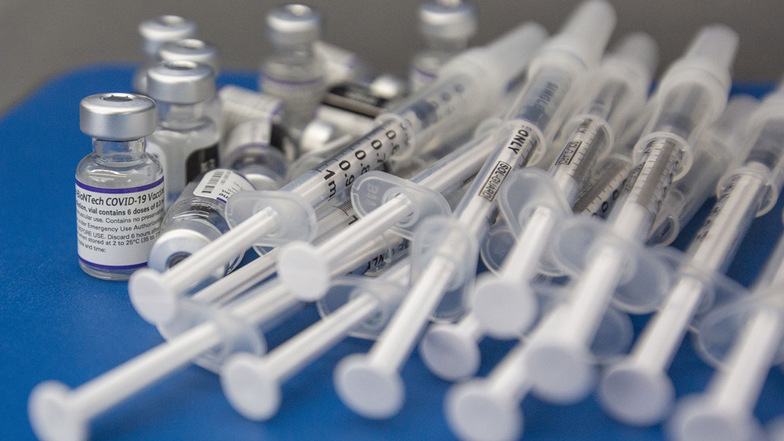 Spritzen und Fläschchen mit dem Impfstoff COVID-19 von Pfizer-Biontech. In Sachsen mussten fast 40.000 Impfdosen weggeworfen werden.
