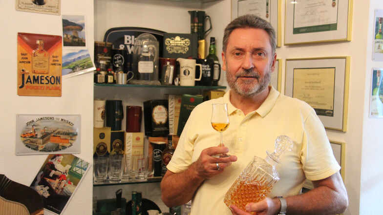 Ronald Burkhardt gibt an der Volkshochschule Whisky-Seminare. Unter anderem geht es dabei um Sorten aus Indien