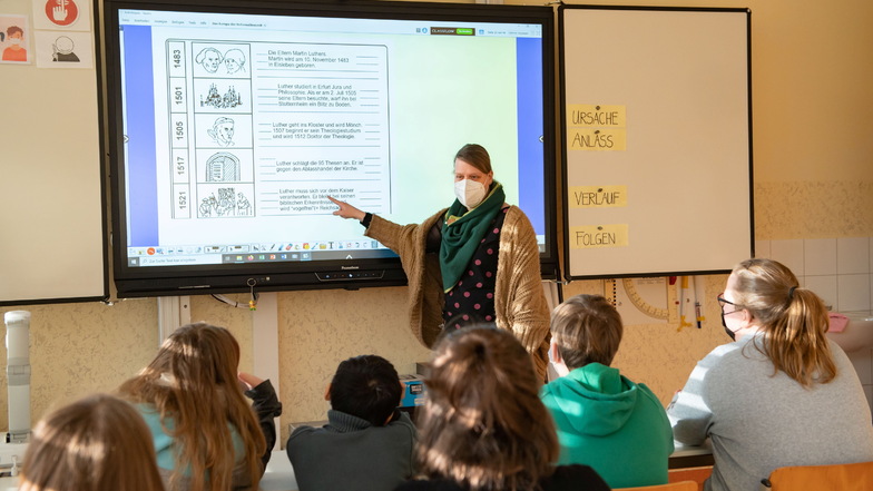 An der Großenhainer Oberschule am Kupferberg hält Anne Leuschner-Pietsch den Geschichtsunterricht an einer neuen digitalen Tafel.