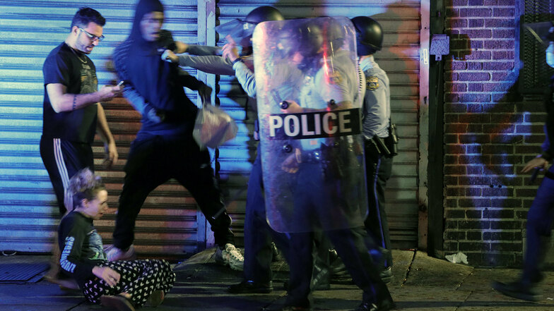 Demonstranten geraten mit Polizisten aneinander.