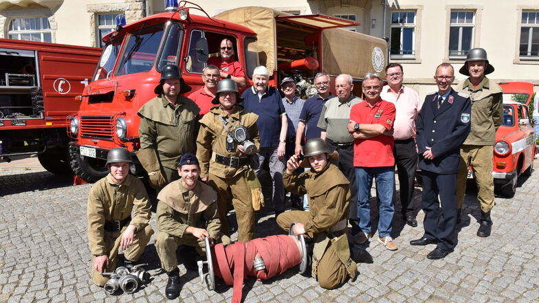 Feuerwehrfest in Bannewitz: historisches Fahrzeug und historische Uniformen.