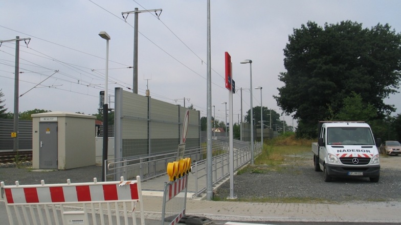 Auf dem der Gemeinde steht die Umgestaltung des Geländes am Bahnübergang zur Schnittstelle zwischen Bahn, Bus und Individualverkehr. 