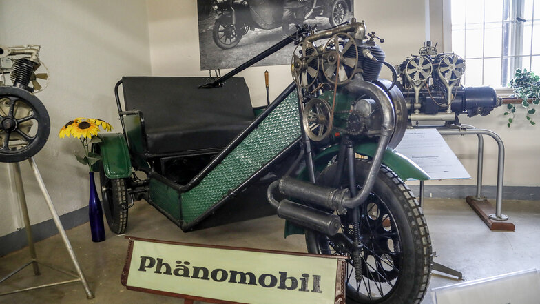 Auf derselben Ebene, aber in einem Extra-Raum, sehen die Besucher das "Phänomobil 1" in zweisitziger Ausführung. Bei diesem bemerkenswerten Fahrzeug aus dem Jahre 1909 mit einer Motorleistung von 6,5 PS handelt es sich um eine Dauerleihgabe der Städtischen Museen Zittau.