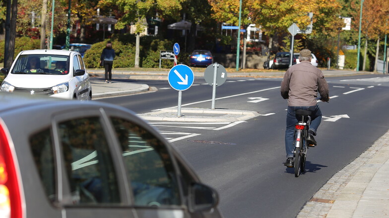 Gefährliche Engstelle für Radfahrer auf der Badstraße in Radeberg: Laut der aktuellen Umfrage wünschen sich 71 Prozent der Befragten bessere Radwege.