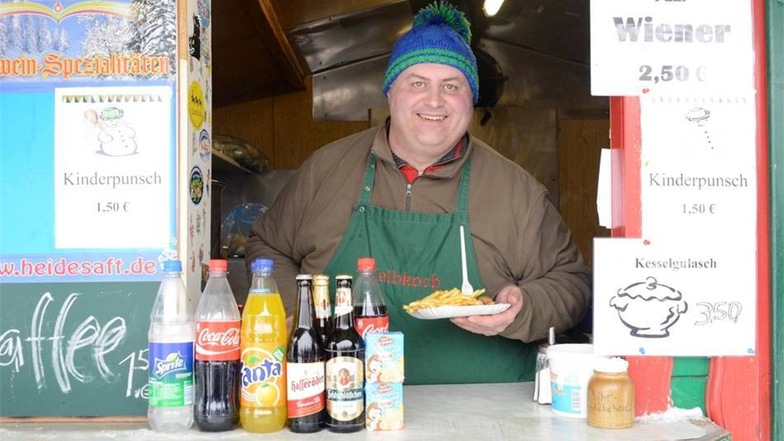 Seit gut 25 Jahren versorgt Daniel Szulczyk die Wintersportler mit Speis und Trank. „Wenn Schnee liegt, läuft das Geschäft gut“, sagt der 45-jährige Altenberger. Besonders oft werden Currywurst, Nudeln mit Tomatensoße und die hausgemachten Suppen geordert.
