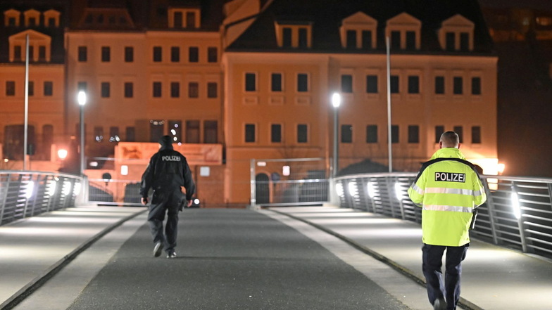 Nachts als Nicht-Polizist an der Altstadtbrücke auf Migranten warten - keine gute Idee, sagen die Polizeisprecher Kai Siebenäuger und Michael Engler. Es kann sogar schnell strafbar werden.