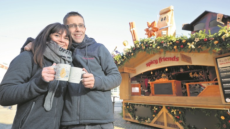 Sie haben es geschafft – Marlene Schäller und Lutz Gerhardt vom Radebeuler Weingut Haus Steinbach sind auf dem Striezelmarkt in Dresden dabei. Seit Mittwochnachmittag schenken sie ihren speziell zubereiteten Glühwein aus (Tasse 0,2 Liter zu 3,50 Euro).