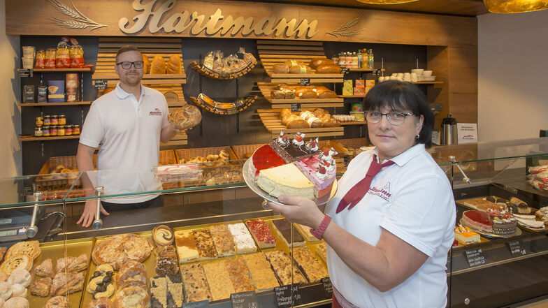 Junior-Chef Martin Hartmann und Verkäuferin Iris Friebe im neu gestalteten Ladengeschäft der Bäckerei Hartmann in Mohorn.