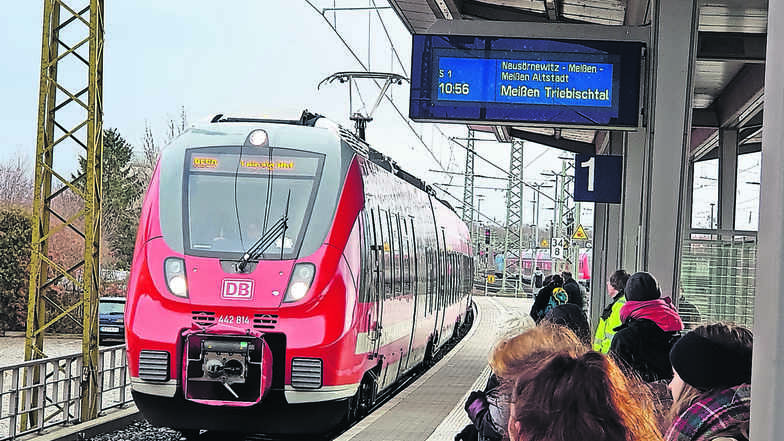 Am Montagvormittag auf dem Coswiger Bahnhof: Dort, wo die S-Bahn fahren sollte, rollt 10.37 Uhr der Regio-Express ein. Er kam pünktlich und brachte die Fahrgäste weiter nach Riesa, Oschatz, Wurzen.