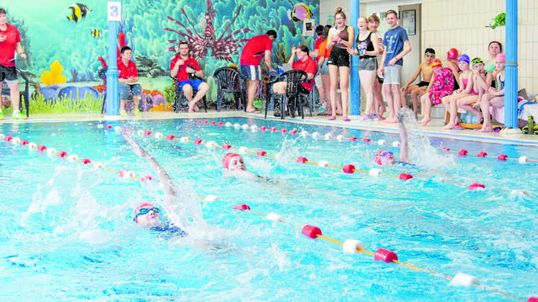 50 Meter Rückenschwimmen gehören zu den Disziplinen des Roßweiner Kükenschwimmens.