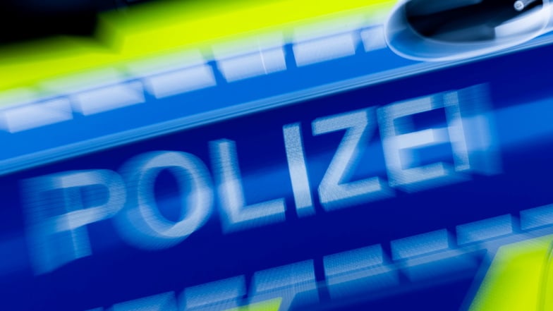 Die Polizei meldete einen Unfall im Wülknitzer Ortsteil Streumen. Ein Kran und ein Auto stießen zusammen.