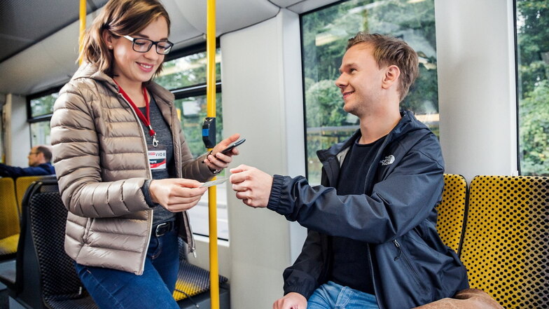 Seit 1. September sind für ein Jahr verstärkt VVO-Befrager in Bussen und Bahnen unterwegs. Fahrgäste erkennen sie an ihren Ausweisen und Smartphones.