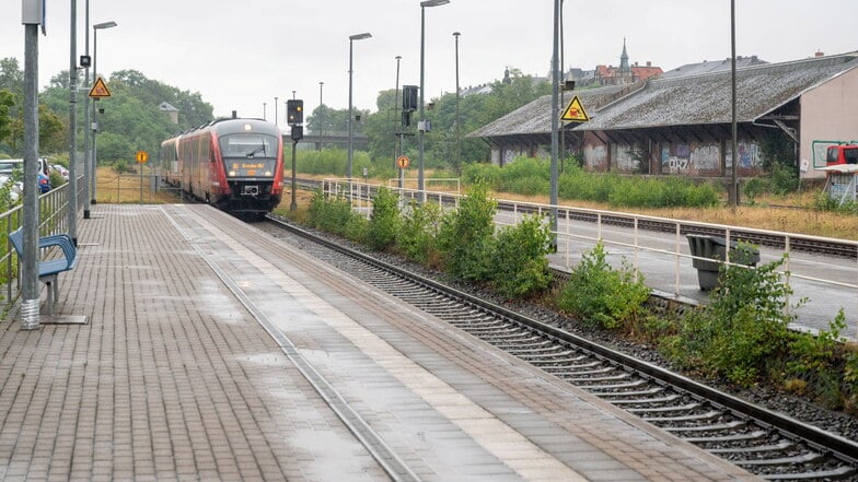 In Höhe des Zuges befindet sich der Unfallschwerpunkt in Radeberg am Bahnhof. Dort laufen immer wieder Menschen über die Gleise.