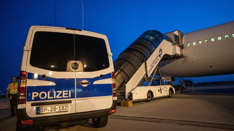 Vom Flughafen Leipzig/Halle ist am Freitagmorgen ein Abschiebeflug nach Afghanistan gestartet. Das bestätigte das sächsische Innenministerium.