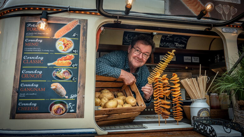 Jens-Uwe Jahns aus Magdeburg zog mit seinen Potato-Tornados - also Kartoffelspießen - die Blicke der Hungrigen auf sich.