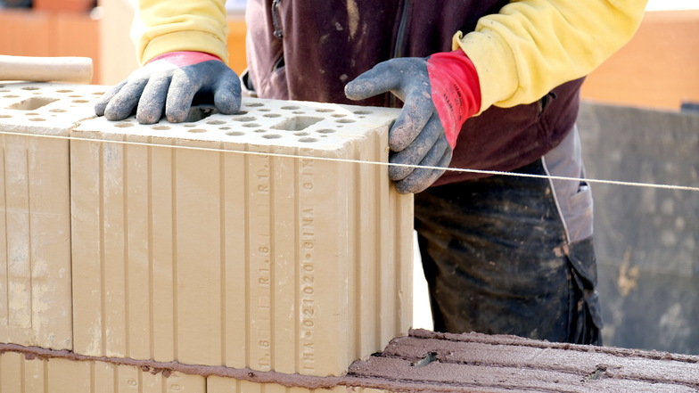 Im Herstellungsprozess von Lehmziegeln lassen sich gegenüber traditionellen keramischen Produkten rund 70 Prozent der Energie einsparen. Der teure Brennprozess fällt weg.