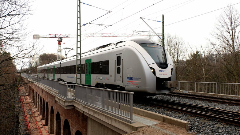 Das fast 170 Jahre alte Heiligenborner Eisenbahnviadukt ist fit für die Zukunft: Fahrbahnwanne und Mauerwerk wurden erneuert beziehungsweise saniert. Zudem hat das Bauwerk neue Oberleitungen, Gleise, Leit- und Sicherheitstechnik bekommen.