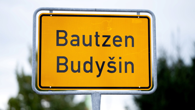 So sehen die Ortsschilder der Stadt Bautzen - Budyšin mittlerweile aus. Deutscher und sorbischer Name sind gleich groß. Auf alle weiteren Informationen wie etwa „Große Kreisstadt“ verzichtet die Stadt hier.