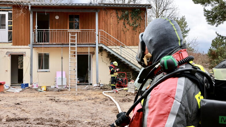 Einsatz auf der Baustelle: 25 Feuerwehrleute rückten am Dienstag nach Gohrisch aus.