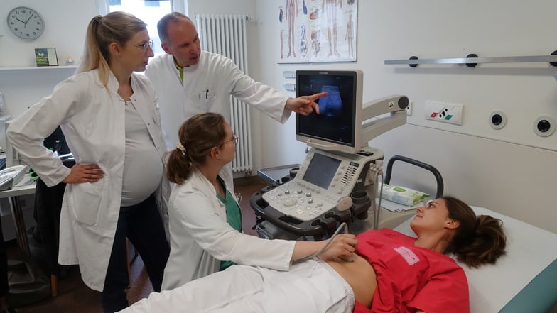 Das Hernien-Team am Ultraschallgerät: Dr. Stefanie Pausch (von links), Dr. Dirk Uhlmann, Sandra Tichy und Rebecca Rexhäuser auf der Liege.