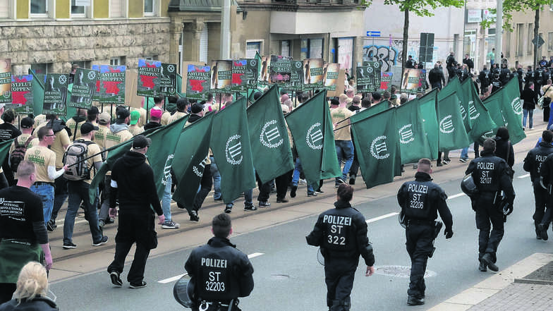 Mit uniformähnlicher Kleidung und begleitet von Trommelschlägen marschierte die Minipartei Der Dritte Weg im Gleichschritt am 1. Mai durch Plauen.