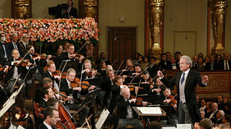 Franz Welser-Möst (r) dirigiert während des traditionellen Neujahrskonzerts im Großen Saal des Musikvereins.