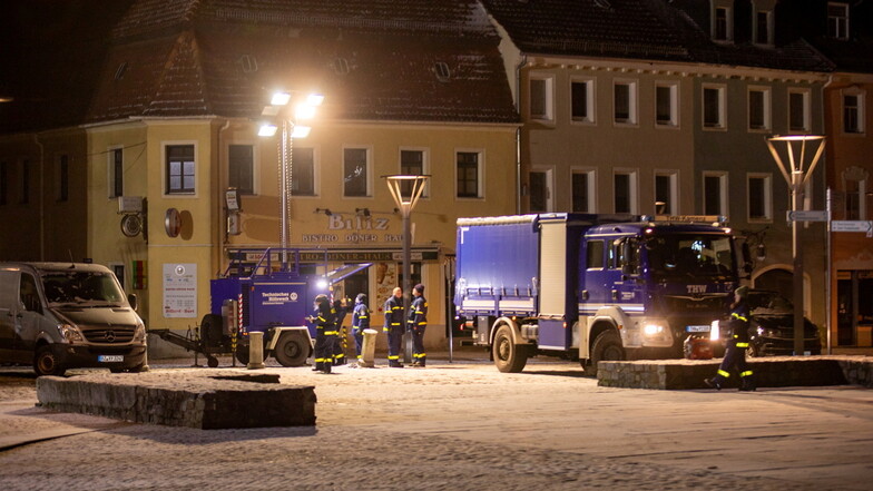 Mitglieder vom Ortsverband Kamenz des Technischen Hilfswerks leuchteten nach dem Vorfall den Tatort für die Polizei aus.