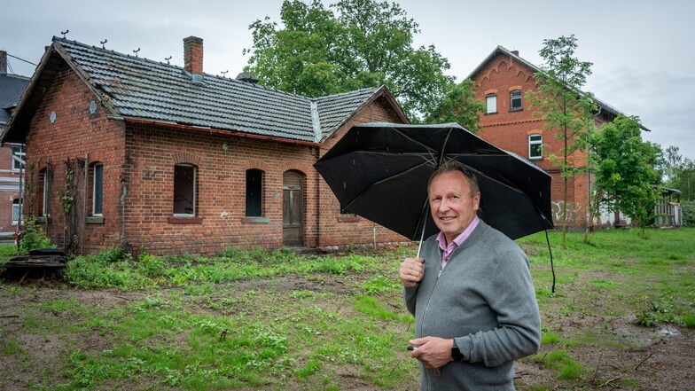 Andreas Wagner, Chef des Fördervereins Sport und Kultur Geringswalde hat große Pläne auf dem Gelände des ehemaligen Bahnhofes. Zuerst soll das kleine Gebäude am Radweg zwischen Waldheim und Rochitz zum Bahnhofsgarten umgebaut werden.