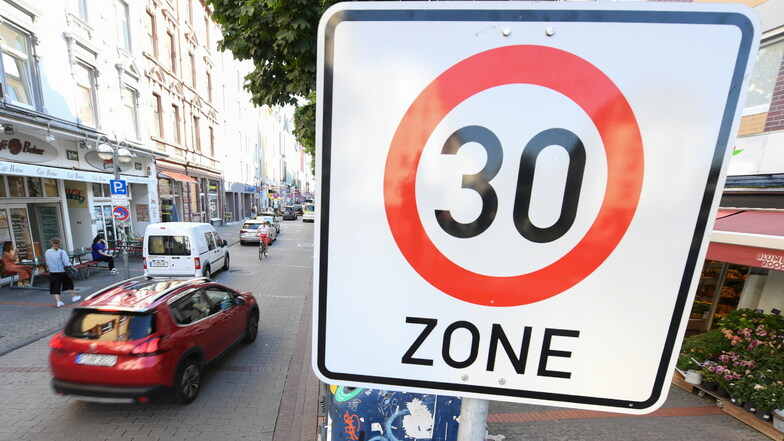 Über die Hälfte der Deutschen begrüßt Tempo-30-Zonen in Städten.