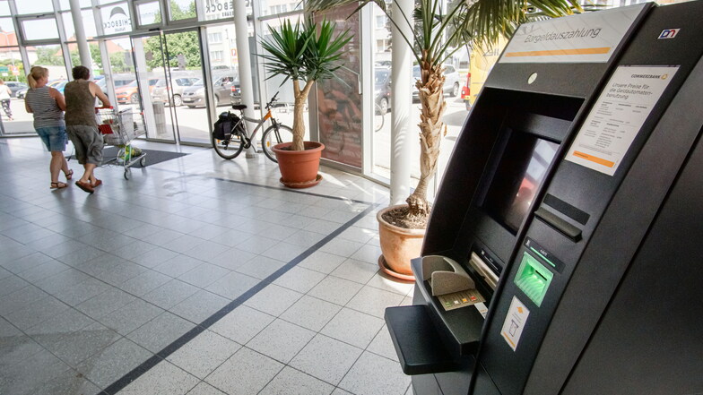 Die Commerzbank hat jetzt im Foyer der Schiebock-Passage in Bischofswerda-Süd einen Geldautomat installiert. Damit ist nach der Schließung der Filiale am Altmarkt im vorigen Jahr zumindest die Bargeld-Versorgung wieder gesichert.