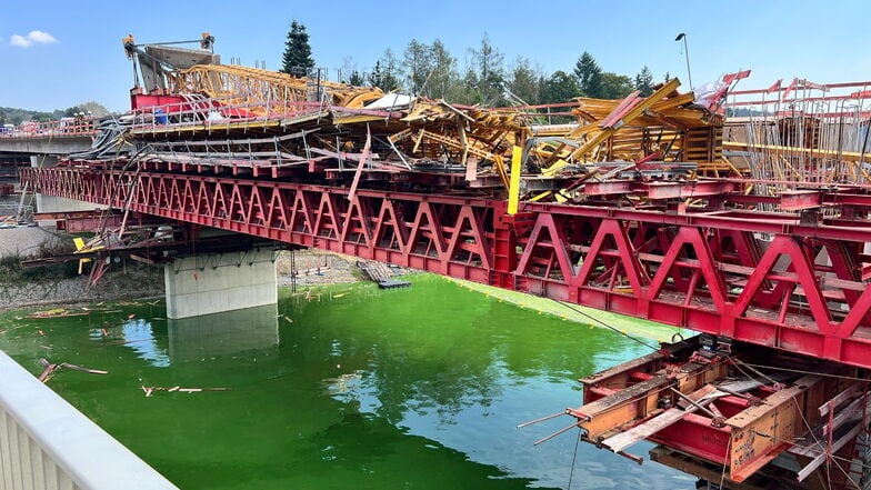 An der Bleilochtalsperre in Thüringen ist ein Baukran nahe Bad Lobenstein (Saale-Orla-Kreis) von einer Brücke gestürzt.