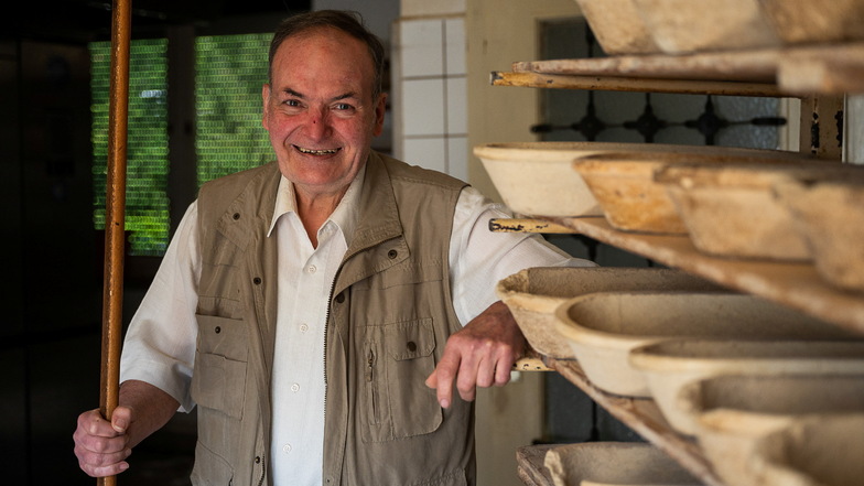 Der Görlitzer Bäckermeister Eckehard Raschke geht in den Ruhestand. Nun räumt er die Backstube aus, ein paar Brotformen sind noch da.